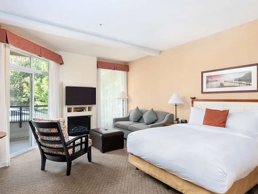 Studio suite with king bed, fireplace and balcony